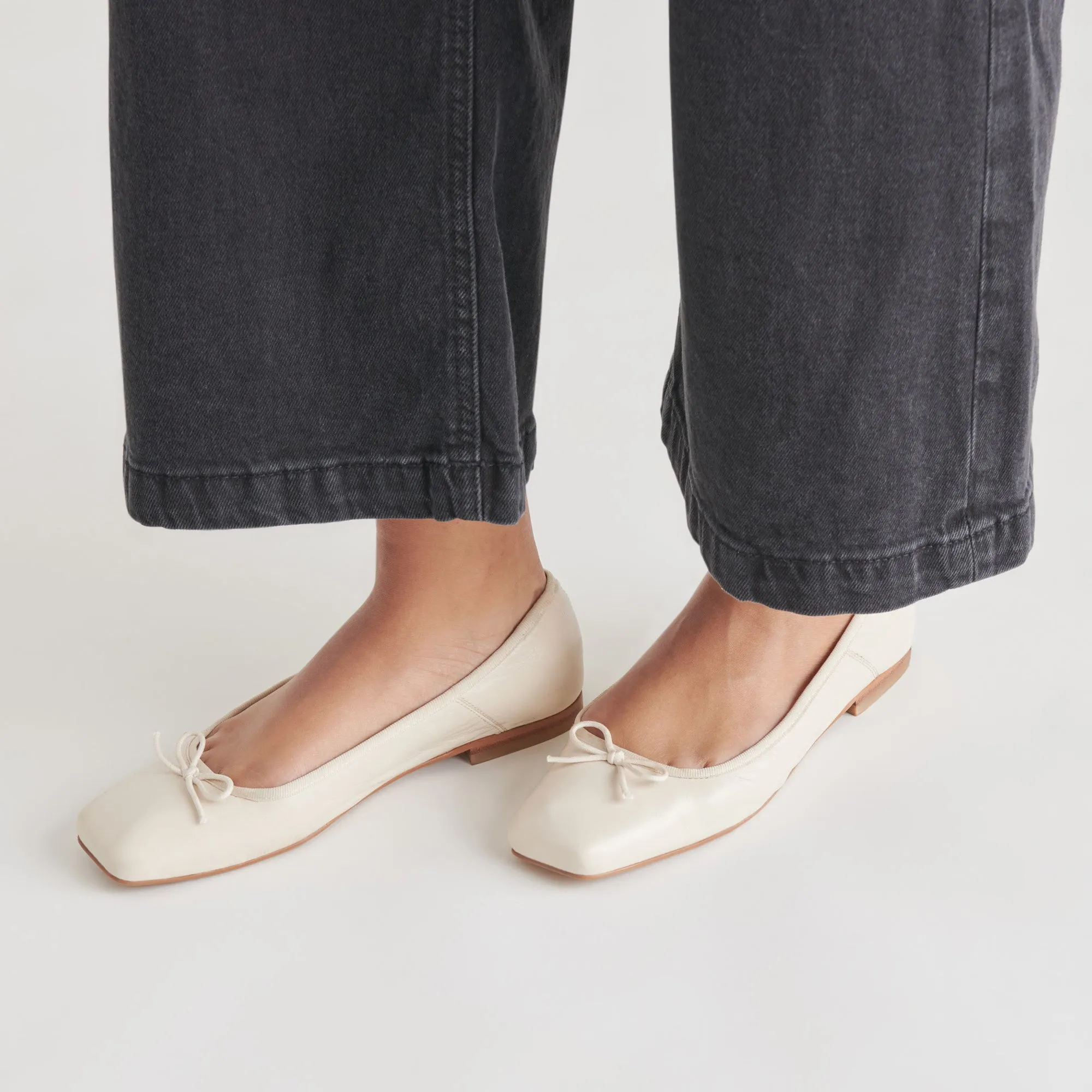 ANISA BALLET FLATS CREME CRINKLE PATENT