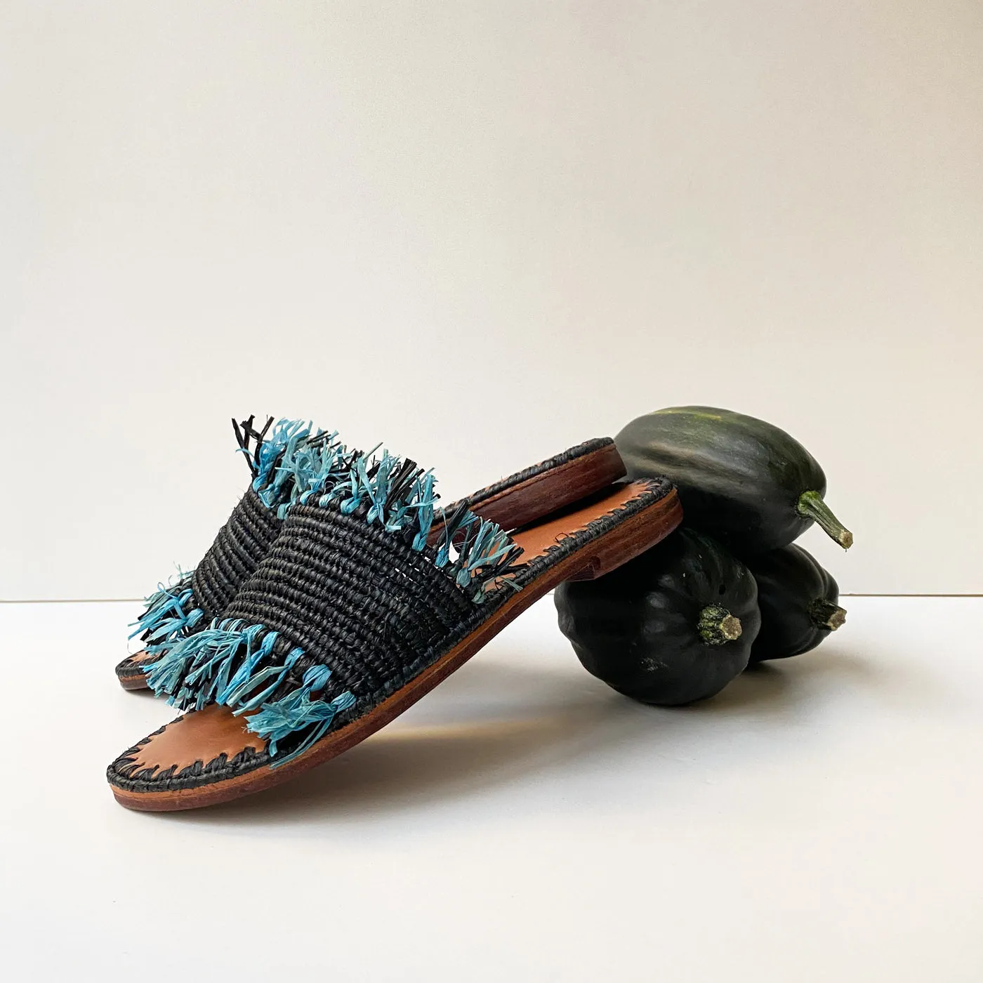 FRINGE RAFFIA SLIDES