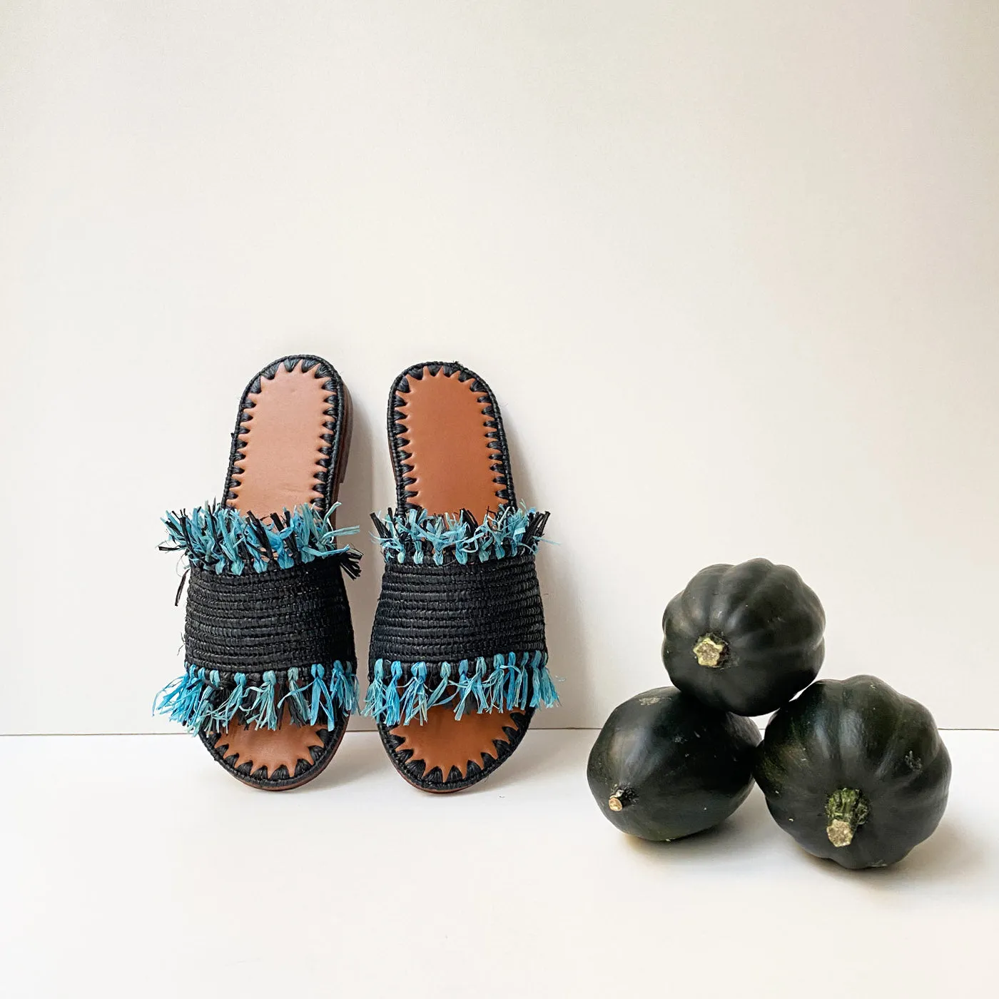 FRINGE RAFFIA SLIDES